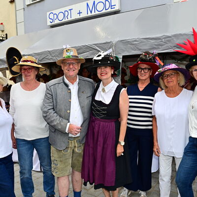 Bild vergrößern: Schwandorfer Bürgerfest 2025. Gruppenbild mit Oberbürgermeister Andreas Feller, seiner Frau Susanne und fünf Frauen vom Palicura Förderverein. Alle haben die traditionellen Bürgerfesthüte auf dem Kopf.