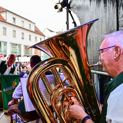 Bild vergrößern: Schwandorfer Bürgerfest 2025. Nahaufnahme des Tubisten der Blaskapelle Bubach.