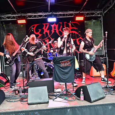 Bild vergrößern: Die junge Metalband Grave Divers spielt auf einer Bühne des Schwandorfer Bürgerfests.