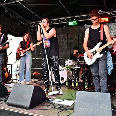 Bild vergrößern: Die Bon Jovi Coverband "One wild night" auf der Bühne. Alle sechs Musikerinnen und Musiker sind dunkel gekleidet.