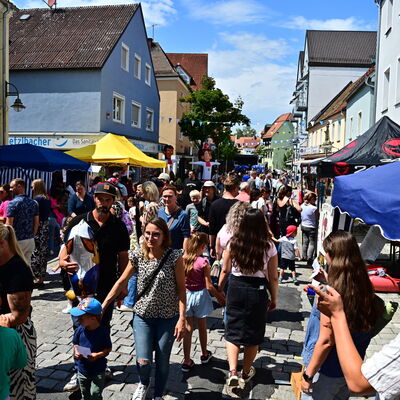 Bild vergrößern: Viele Menschen sind während des Bürgerfests in der Breite Straße unterwegs.