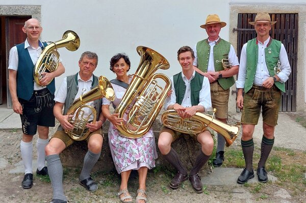Bild vergrößern: Bandbild mit 6 Männern und einer Frau. Alle bayerisch gekleidet.