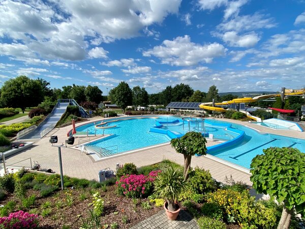 Bild vergrößern: Erlebnisbad Schwandorf_Erlebnisbecken mit Rutschen_Stadt Schwandorf_Schuierer Maria-2