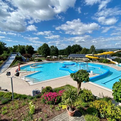 Erlebnisbad Schwandorf_Erlebnisbecken mit Rutschen_Stadt Schwandorf_Schuierer Maria-2