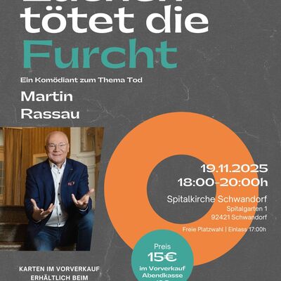 Plakat zur Veranstaltung "Lachen tötet die Furcht" mit Martin Rassau. Ein Komödiant zum Thema Tod. Unten links ist auch ein Portrait von Martin Rassau abgebildet. 