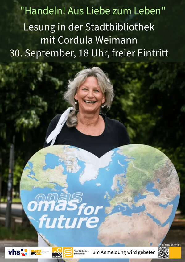 Bild vergrößern: Palakt zur Lesung "Handeln! Aus Liebe zum Leben" mit Cordula Weinmann am 30. September 25 in der Stadtbibliothek. Zu sehen ist eine Aufnahme von Cordula Weinmann (lachend im Wald). Davor ist groß das Logo der Omas for Future zu sehen.