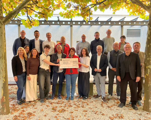 Bild vergrößern: Spendenbergabe Charity-Stadtlauf_Foto_Andreas Hofmeister
