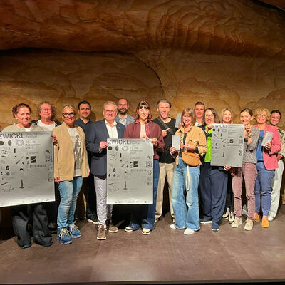 Gruppenfoto bei der Pressekonferenz des ZWICKL.dokumentarfilmfestivals 2025 im Kulturkeller. 