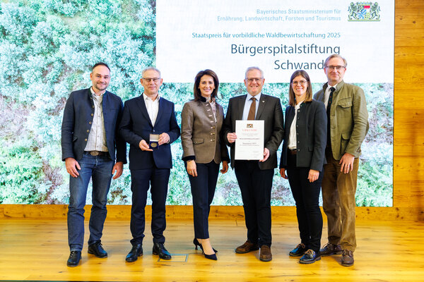 Bild vergrößern: Gruppenfoto (v. l.): Fabian Pscheidt, Revierleiter, Egon Gottschalk, Leiter der Brgerspitalstiftung, Forstministerin Michaela Kaniber, Oberbrgermeister der Stadt Schwandorf Andreas Feller, Regina Hrtl, Abteilungsleiterin, und Alexander Flierl, Landtags