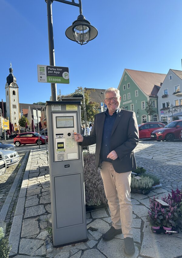 Bild vergrößern: OB Feller mit Parkautomat am Schwandorfer Marktplatz