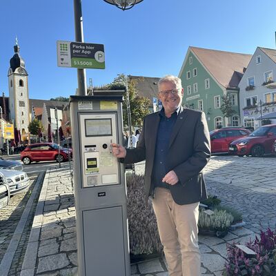OB Feller mit Parkautomat am Schwandorfer Marktplatz