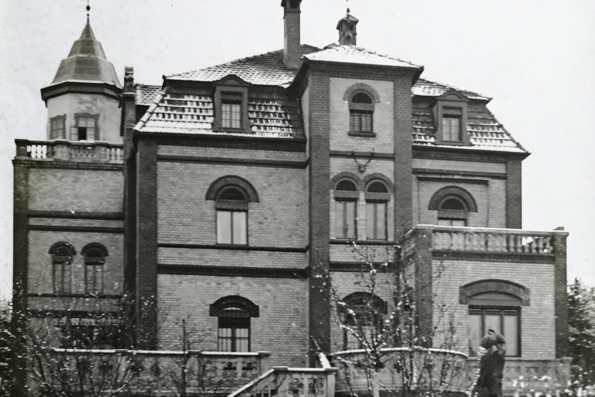 Bild vergr&ouml;&szlig;ern: Eine alte schwarz-wei&szlig; Aufnahme eines Geb&auml;udes