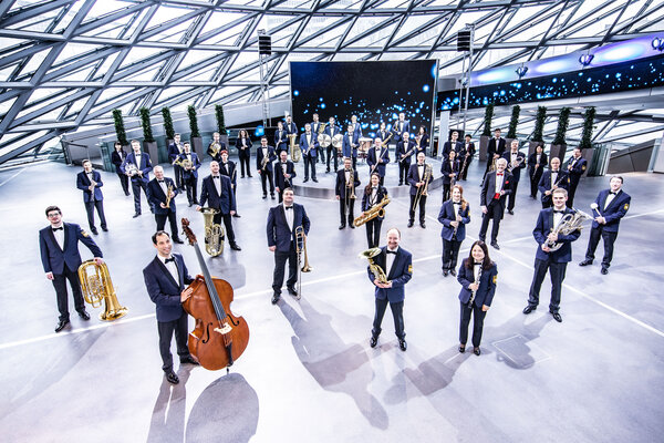 Bild vergrößern: Ein Bild des Orchesters in der BMW Welt.
