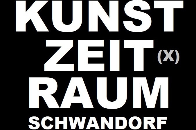 Bild vergrößern: Schwarzer Hintergrund mit weißer Aufschrift: Kunst Zeit Raum Schwandorf