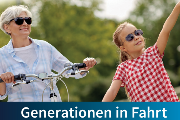 Bild vergrößern: Eine ältere Dame und eine Mädchen fahren Fahrrad