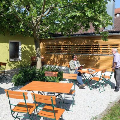 Bild vergrößern: Gartenbereich mit Biertischen
