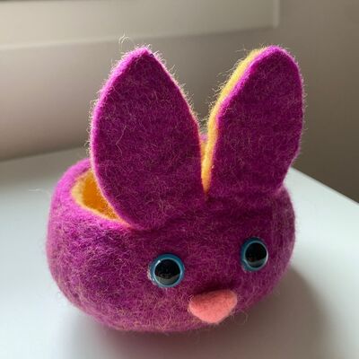 ein pinkes K&ouml;rbchen in Form eines Hasen aus Filz
