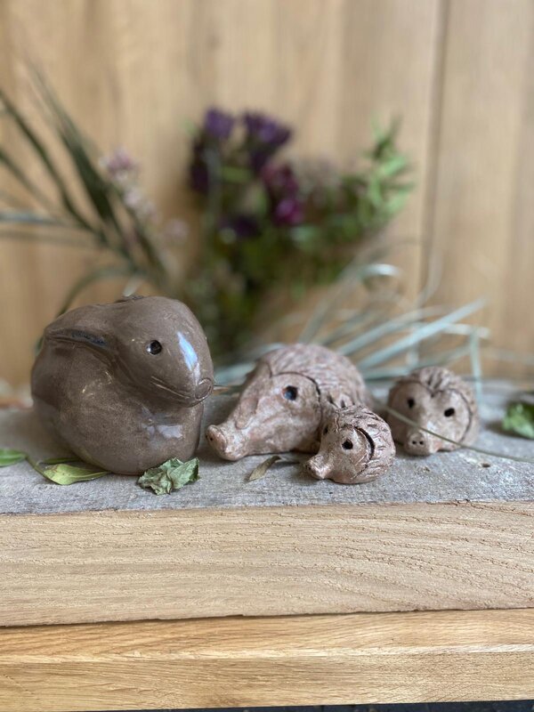 Bild vergrößern: Ein Hase und drei Igel aus Ton