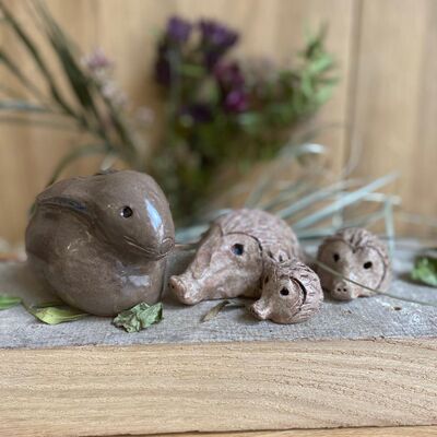 Ein Hase und drei Igel aus Ton 