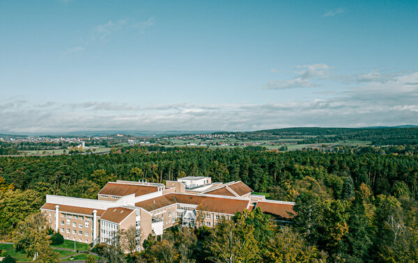 Bild vergr&ouml;&szlig;ern: Luftaufnahme der Asklepios Klinik Lindenlohe