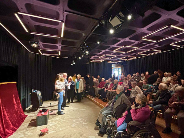 Bild vergrößern: Besuch im Marionettentheater_Foto_Daniel Weigl