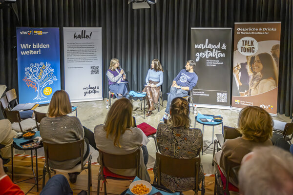 Bild vergr&ouml;&szlig;ern: Eine Podiumsdiskussion mit drei G&auml;ste im Schwandorfer Marionettentheater