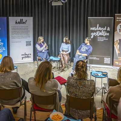 Eine Podiumsdiskussion mit drei G&auml;ste im Schwandorfer Marionettentheater 