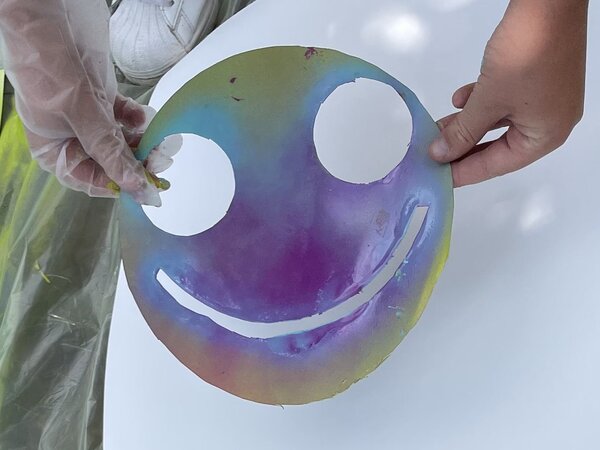 Bild vergr&ouml;&szlig;ern: Eine bunte Smiley-Schablone