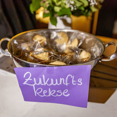 Auf einem Tisch befindet sich eine Sch&uuml;ssel mit Zukunftskeksen.