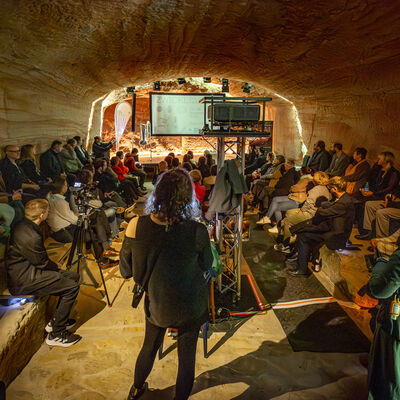 Auf dem Bild wurde das Publikum von hinten fotografiert, w&auml;hrend sie auf die Leinwand schauen, die Im Felsenkeller aufgestellt wurde.