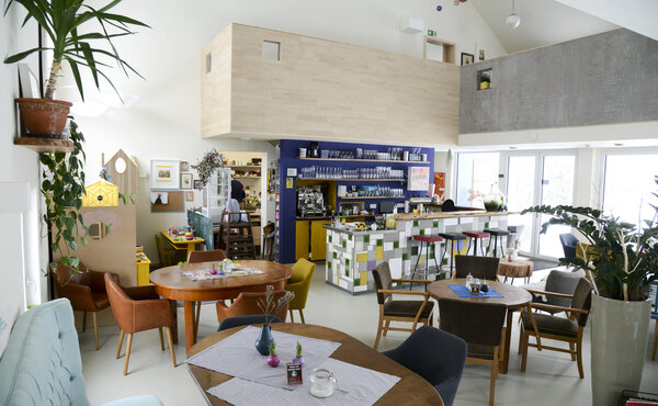 Bild vergr&ouml;&szlig;ern: Zu sehen ist der Innenraum eines Cafe's