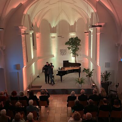 Bild vergr&ouml;&szlig;ern: Christian Seibert umarmt Henri Sigfridsson nach seinem Konzert in der Spitalkirche.