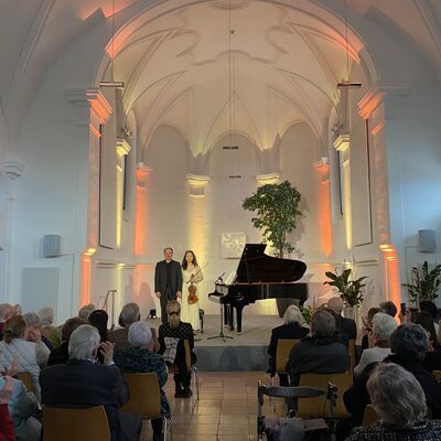 Bild vergr&ouml;&szlig;ern: Jung Won Seibert-Oh und Christian Seiber verbeugen sich vor dem Publikum nach ihrem Konzert in der Spitalkirche.