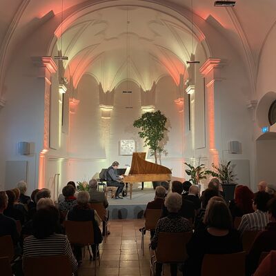 Bild vergr&ouml;&szlig;ern: Oliver Drechsel spielt auf dem Hammerfl&uuml;gel Werke von Joseph Haydn und Wolfgang Amadeus Mozart in der Spitalkirche.