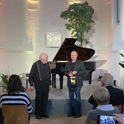 Bild vergr&ouml;&szlig;ern: Christian Seibert &uuml;berreicht Kurt Seibert ein Geschenk nach seinem Auftritt.