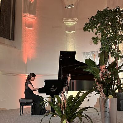 Bild vergr&ouml;&szlig;ern: Auf dem Bild ist Kaori Saeki zu erkennen, die auf dem Klavier in der Spitalkirche spielt.