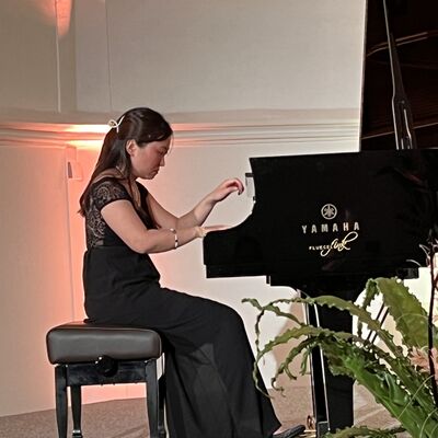Bild vergr&ouml;&szlig;ern: Kaori Saeki spielt auf dem Klavier Werke von Carl Czerny in der Spitalkirche.