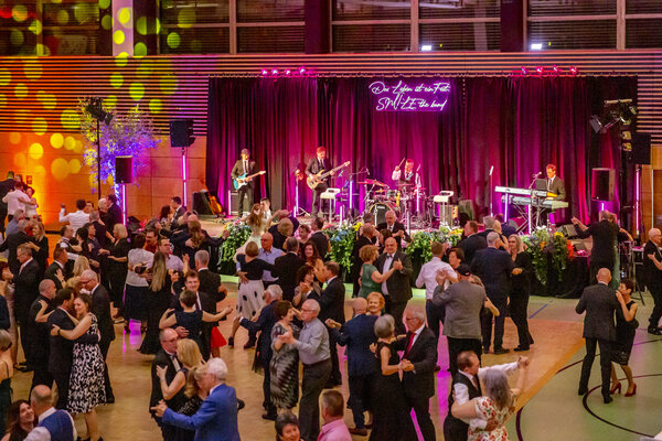 Bild vergr&ouml;&szlig;ern: Viele Paare tanzen festlich gekleidet auf dem Schwandorfer Stadtball. 
Im Hintergrund spielt die Tanzband Smile.
