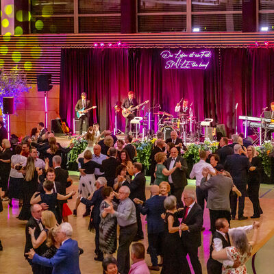 Viele Paare tanzen festlich gekleidet auf dem Schwandorfer Stadtball. 
Im Hintergrund spielt die Tanzband Smile. 