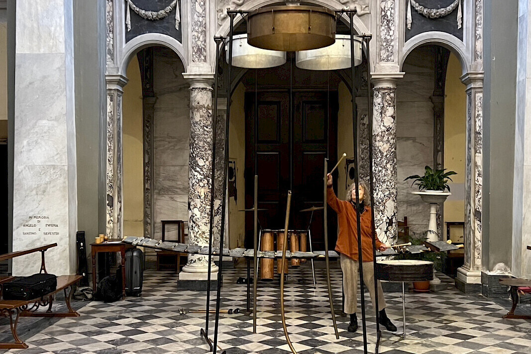 Ein Instrument in der Mitte einer Halle