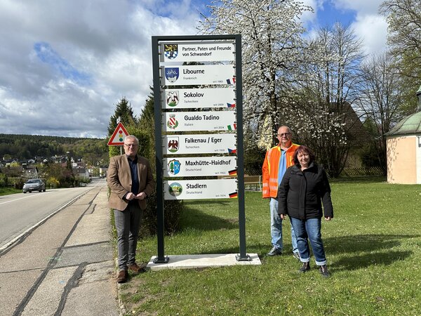 Bild vergr&ouml;&szlig;ern: Neue St�dtepartnerschaftsschilder_Foto_Lara Schmaus