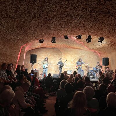 Die Bluesrock-S&auml;ngerin Vanja Sky spielt mit ihrer Band im vollbesetzten Kulturkeller.