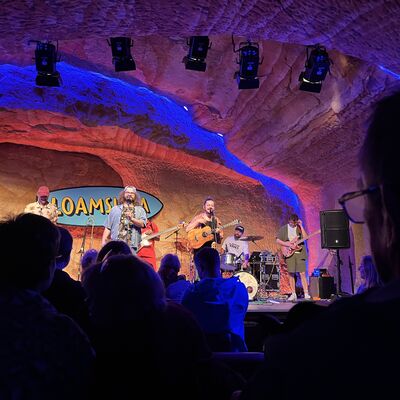 Die Band Loamsiada spielt auf der B&uuml;hne im Kulturkeller.
