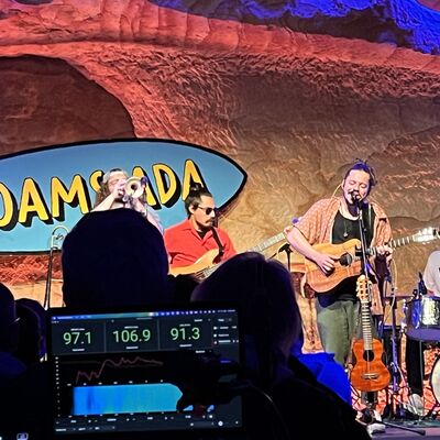 Die Band Loamsiada spielt auf der B&uuml;hne im Kulturkeller.