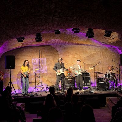 Die Band Kitti Ciao spielt auf der B&uuml;hne im Kulturkeller
