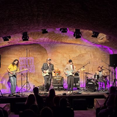 Die Band Kitti Ciao spielt auf der B&uuml;hne im Kulturkeller