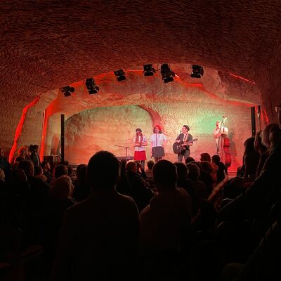 Die Band French Kiss Chanson spielt auf der B&uuml;hne im Kulturkeller