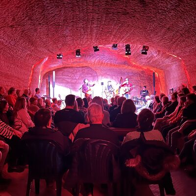 Die Band Richie Necker and Friends spielt auf der B&uuml;hne im Kulturkeller
