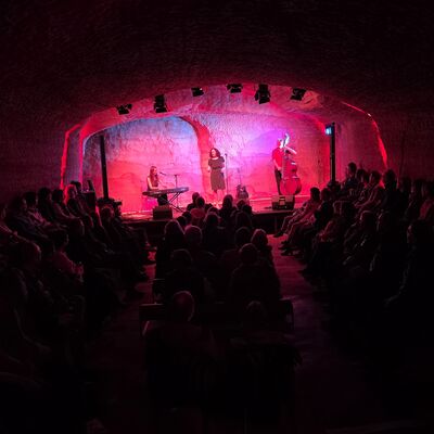 Die Band French Kiss spielt auf der B&uuml;hne im Kulturkeller.