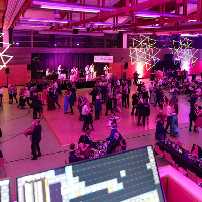 Der Schwandorfer Stadtball aus der Perspektive des Technikplatzes auf der Trib&uuml;ne